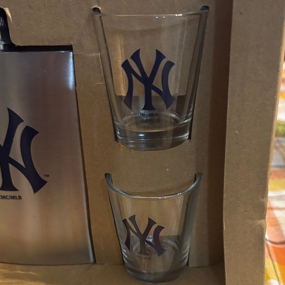 NY Yankees Silver Flask and Glass Set with Blue Accents - Picture 6 of 7